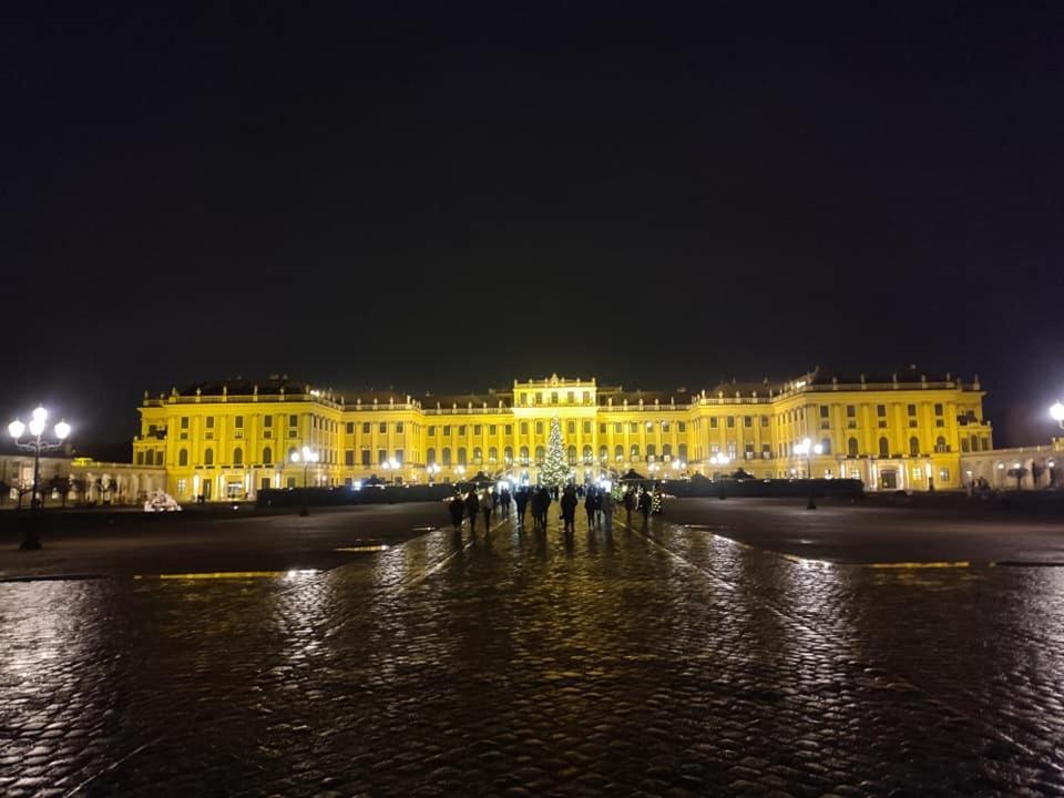 Central Mariahilfer Apartment 5 Min To The Schoenbrunn Palace And City Shopping Center Viena Exterior foto